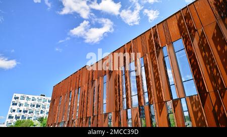 Facciata moderna ricoperta di acciaio Corten e materiali in vetro unici. Foto Stock