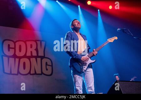 Brixia, Italia. 07th Apr, 2022. Cory Wong, cantautore e chitarrista americano, sul palco durante le sue esibizioni dal vivo per ''Fall Tour 2022'' 9th Aprile 2022 al Gran Teatro Morato di Brixia (Foto di Roberto Tommasini/NurPhoto) Credit: NurPhoto SRL/Alamy Live News Foto Stock