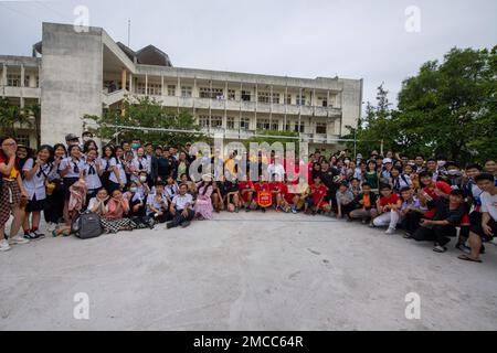 PHU YEN, VIETNAM (29 GIUGNO 2022) – USA Navy, Royal Navy, Australian Defence Force e i partecipanti ai giochi vietnamiti si posano per una foto con gli studenti della Luong Van Chanh School per i talentuosi dopo una partita di calcio alla Luong Van Chanh High School durante un evento di sensibilizzazione della nazione ospite del PP22. Ora nel suo 17th° anno, Pacific Partnership è la più grande missione multinazionale annuale di assistenza umanitaria e di preparazione alle catastrofi condotta nell'Indo-Pacifico. Foto Stock