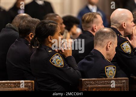 New York, Stati Uniti. 21st Jan, 2023. Atmosfera durante la Messa commemorativa a St. Patrick's Cathedral a New York il 21 gennaio 2023. Un anno fa due poliziotti Rivera e Mora sono stati uccisi in servizio. Al servizio hanno partecipato anche il sindaco Eric Adams, il commissario della polizia Keechant Sewell, capo del dipartimento Jeffrey Maddrey, il congressista Adriano Espaillat. (Foto di Lev Radin/Sipa USA) Credit: Sipa USA/Alamy Live News Foto Stock