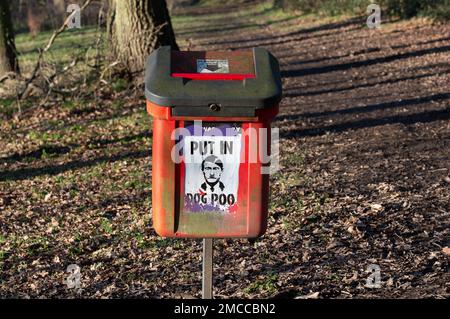 West Ruislip, Regno Unito. 21st gennaio 2023. Mentre l'invasione russa dell'Ucraina continua, un segno di Put in Dog Poo su un bidone del cane Pooh su un sentiero pubblico. Credit: Maureen McLean/Alamy Live News Foto Stock