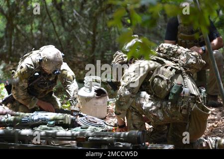 VIRGINIA BEACH, Virginia (Jun. 29, 2022)- tecnici di smaltimento di sostanze esplosive (EOD) provenienti dall'unità mobile di smaltimento di sostanze esplosive (EODMU) 6 ispezionano l'ordnanza simulata. CRABEx è un esercizio di formazione che certifica le unità d'azione della Marina EOD nell'ambito del gruppo di smaltimento delle sostanze esplosive (EODGRU) 2, garantendo una forza EOD pronta e più letale. Foto Stock