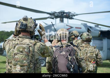 VIRGINIA BEACH, Virginia (Jun. 29, 2022)- i tecnici di Explosive Ordnance Disposal (EOD) della Explosive Ordnance Disposal Mobile Unit (EODMU) 6 si preparano a salire a bordo di un elicottero SH-60s Sea Hawk assegnato allo squadrone di combattimento Elicottero Sea Combat (HSC) 9 per condurre un rapido inserimento della corda. CRABEx è un esercizio di formazione che certifica le unità d'azione della Marina EOD nell'ambito del gruppo di smaltimento delle sostanze esplosive (EODGRU) 2, garantendo una forza EOD pronta e più letale. Foto Stock