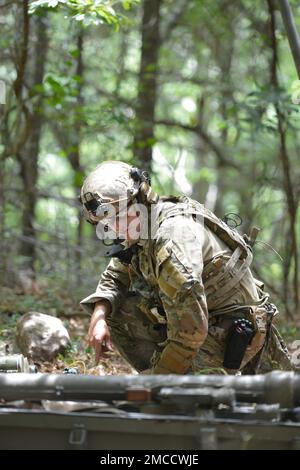 VIRGINIA BEACH, Virginia (29 giugno 2022)- un tecnico EOD (Explosive Ordnance Disposal) dell'unità mobile EODMU (Explosive Ordnance Disposal Mobile Unit) 6 esamina il terreno per individuare eventuali pericoli durante una missione di formazione per CRABEx. CRABEx è un esercizio di formazione che certifica le unità di azione della Navy EOD nell'ambito del gruppo di smaltimento delle Ordnance esplosive (EODGRU) 2, assicurando una forza EOD pronta e più letale. Foto Stock