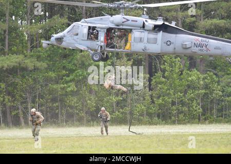 VIRGINIA BEACH, Virginia (Jun. 29, 2022)- tecnici per lo smaltimento di sostanze esplosive assegnate a unità mobili per lo smaltimento di sostanze esplosive (EODMU) 2 FAST-Pope dalla cabina di un elicottero SH-60s Sea Hawk assegnato allo squadrone di combattimento di Helicopter Sea (HSC) 9. CRABEx è un esercizio di formazione che certifica le unità d'azione della Marina EOD nell'ambito del gruppo di smaltimento delle sostanze esplosive (EODGRU) 2, garantendo una forza EOD pronta e più letale. Foto Stock