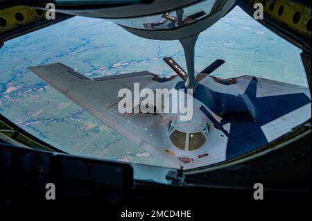 NEGLI STATI UNITI Air Force B-2 Spirit from Whiteman Air Force base, Missouri., riceve rifornimento da un KC-135 Stratotanker da MacDill AFB su Oklahoma, 29 giugno 2022. Il personale della 6th Air Refueling Wing volò verso Whiteman per discutere la cooperazione congiunta sulle innovazioni degli aeromobili e fornire supporto per il rifornimento di aria per due B-2s. Foto Stock