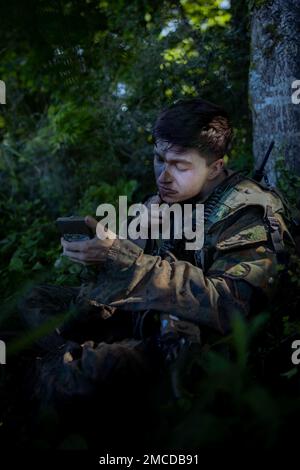 STATI UNITI Alex Steward, un mitragliatore missilistico anticarro con 3D Battaglione di ricognizione ad armatura leggera (LAR), applica la vernice camuffata durante l'esercizio Shinka 22,1 al Combined Arms Training Center, Camp Fuji, Giappone, giugno 29 2022. Shinka esemplifica un impegno condiviso verso una formazione realistica che produca forze letali, pronte e adattabili in grado di svolgere operazioni decentralizzate in un'ampia gamma di missioni. 3D LAR viene implementato nell'Indo-Pacific sotto 4th Marines, 3D Marine Division come parte del programma Unit Deployment Program. Steward è un nativo di Mount Juliet, Tennessee. Foto Stock