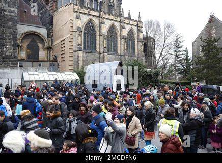 New York, Stati Uniti. 20th Jan, 2023. Le persone si riuniscono in una cerimonia per salutare i pavoni residenti della Cattedrale di San Giovanni il Divino Sabato, 21 gennaio 2023 a New York City. La Cattedrale di San I tre pavoni di John the Divine sono presenti nei giardini della Cattedrale da oltre vent'anni e ora si spostano verso il ritiro presso Animal Nation, un santuario degli animali a South Salem, NY. Foto di John Angelillo/UPI Credit: UPI/Alamy Live News Foto Stock