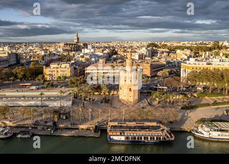 Città vecchia di Siviglia al tramonto, regione Andalusia, Spagna. Foto Stock