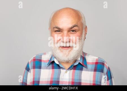 Nonno anziano, nonno pensionato, pensionato concetto. Ritratto di un uomo anziano maturo con barba grigia isolata su sfondo studio. Foto Stock