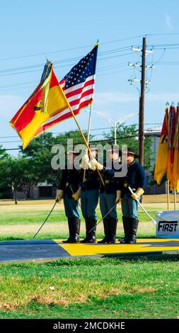 La 1st° Divisione Cavalleria ha ospitato una cerimonia di ritiro per la 1st° classe Daniel Eagle, Sgt. 1st° classe Michael McKinley, Sgt. 1st° classe Darrell White Jr., Sgt. Major Carey Williams, Sgt. Major Duane McClurkin, CW3 Jobeth Yambao, Lt. Col. Orlando Delgado, Christopher Coglianese, su Cooper Field, Fort Hood, Tx, il 29 giugno, 2022. Il primo team estende le congratulazioni ai pensionati e alle loro famiglie. Foto Stock