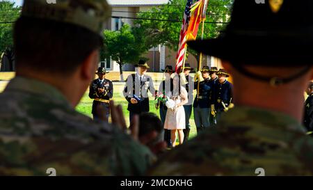 La 1st° Divisione Cavalleria ha ospitato una cerimonia di ritiro per la 1st° classe Daniel Eagle, Sgt. 1st° classe Michael McKinley, Sgt. 1st° classe Darrell White Jr., Sgt. Major Carey Williams, Sgt. Major Duane McClurkin, CW3 Jobeth Yambao, Lt. Col. Orlando Delgado, Christopher Coglianese, su Cooper Field, Fort Hood, Tx, il 29 giugno, 2022. Il primo team estende le congratulazioni ai pensionati e alle loro famiglie. Foto Stock