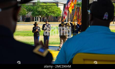 La 1st° Divisione Cavalleria ha ospitato una cerimonia di ritiro per la 1st° classe Daniel Eagle, Sgt. 1st° classe Michael McKinley, Sgt. 1st° classe Darrell White Jr., Sgt. Major Carey Williams, Sgt. Major Duane McClurkin, CW3 Jobeth Yambao, Lt. Col. Orlando Delgado, Christopher Coglianese, su Cooper Field, Fort Hood, Tx, il 29 giugno, 2022. Il primo team estende le congratulazioni ai pensionati e alle loro famiglie. Foto Stock