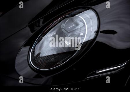 Il faro anteriore allo xeno a LED su Una Porsche 911 Turbo S 992 2022 con sistema a matrice LED Porsche Logo all'interno del faro. Foto Stock