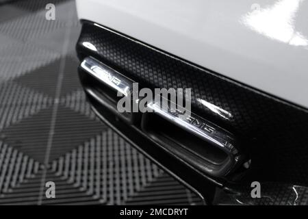 Le punte di scarico cromate su Una Mercedes Benz C63 AMG Edition 1 W205 Coupé 2016 in bianco con diffusore posteriore in fibra di carbonio AMG Foto Stock