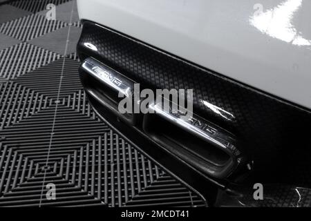 Le punte di scarico cromate su Una Mercedes Benz C63 AMG Edition 1 W205 Coupé 2016 in bianco con diffusore posteriore in fibra di carbonio AMG Foto Stock