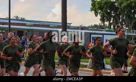 New Marines con Kilo Company, 3rd reclutamento addestramento battaglione, partecipare alla corsa motivazionale a bordo di Marine Corps reclutare Depot Parris Island, S.C., 30 giugno 2022. La corsa motivazionale fa parte della celebrazione dei nuovi Marines che si diplomano dalla formazione di reclutamento. Foto Stock