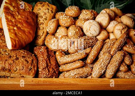 Tipi di pane fatto in casa in un rustico cesto di legno Foto Stock