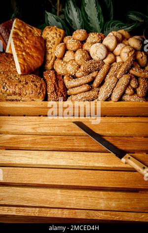 Tipi di pane fatto in casa in un rustico cesto di legno Foto Stock