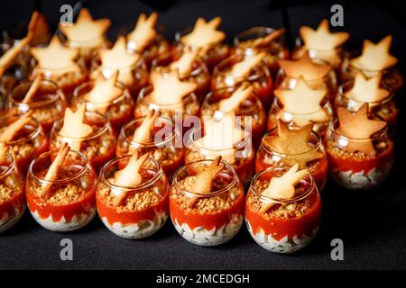 Mousse con frutta e biscotti al buffet Foto Stock