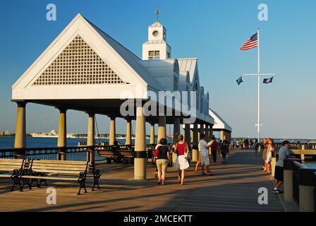 La gente ama trascorrere un pomeriggio estivo al molo di Vendute a Charleston, South Carolina Foto Stock