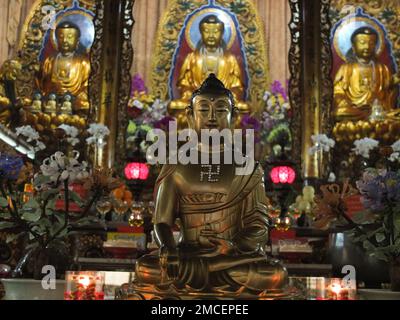 Manila, Filippine. 21st Jan, 2023. Una statua di Buddha con una swastika sul petto al Tempio di Seng Guan. I monaci buddisti del Tempio di Seng Guan a Divisoria, celebrano un rituale di preghiera di fine anno guidato da P. Men Ching per accogliere il nuovo anno lunare del coniglio d'acqua. Quarto segno animale in 12 anni di ciclo dello zodiaco cinese, simboleggia longevità, pace e prosperità basata sull'astrologia cinese. Credit: SOPA Images Limited/Alamy Live News Foto Stock