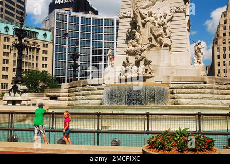 Due bambini piccoli apprezzano i siti del Soldiers and Sailors Monument a Indianapolis, Indiana Foto Stock