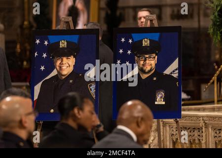 New York, Stati Uniti. 21st Jan, 2023. Atmosfera durante la Messa commemorativa a St. Cattedrale di Patrick. Un anno fa due poliziotti Rivera e Mora sono stati uccisi in servizio. Al servizio hanno partecipato anche il sindaco Eric Adams, il commissario della polizia Keechant Sewell, capo del dipartimento Jeffrey Maddrey, il congressista Adriano Espaillat. (Foto di Lev Radin/Pacific Press) Credit: Pacific Press Media Production Corp./Alamy Live News Foto Stock