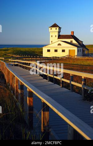 Una passerella conduce alla stazione di salvataggio di vita di Race Point, all'estremità settentrionale di Cape Cod Foto Stock