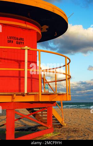 Una stazione funky e colorata del bagnino, temporaneamente chiusa, si trova lungo Miami Beach, in attesa del giorno successivo dei turisti in vacanza estiva Foto Stock