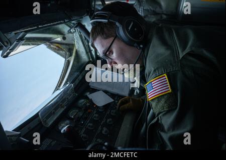 STATI UNITI Air Force Airman 1st Class Deull Arnold, operatore del braccio 909th Air Refuelling Squadron, si prepara per le operazioni di rifornimento in volo sul teatro Indo-Pacific, 30 giugno 2022. Il team Kadena si impegna a fornire un supporto di livello mondiale per consentire a una serie di operazioni ed esercitazioni statunitensi di rafforzare le alleanze e le partnership regionali, nonché la disponibilità delle forze statunitensi a rispondere quando richiesto. Foto Stock