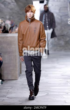 Parigi, Francia. 21st Jan, 2023. Un modello presenta una creazione dalla collezione uomo Autunno/Inverno 2023-2024 di Hermes durante la settimana della moda di Parigi a Parigi, in Francia, il 21 gennaio 2023. Credit: Piero Biasion/Xinhua/Alamy Live News Foto Stock