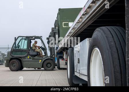 Staff Sgt. Juan Garces, 4th Logistics Readiness Gestione del traffico Squadron rotazione manager, carica il carico su camion per esercizio Red Flag 22-3 presso Seymour Johnson Air Force base, 30 giugno 2022. Circa 350 Airmen e 16 F-15E Strike Eagle, assegnati alla 4th Fighter Wing, si sono recati a Nellis AFB, Nevada, per partecipare all'esercizio come ala principale. Foto Stock