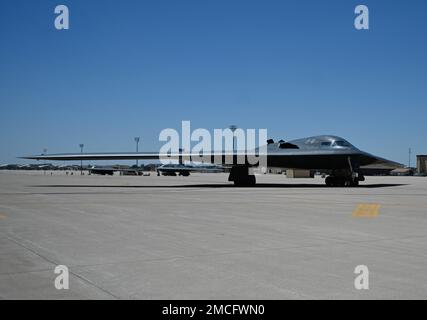 Un bombardiere furtivo B-2 Spirit, assegnato alla Whiteman Air Force base, Missouri, taxi per pista, 30 giugno 2022. Il B-2 porta massiccia potenza di fuoco a sopportare, in breve tempo, in qualsiasi parte del mondo attraverso difese precedentemente impenetrabili. Foto Stock