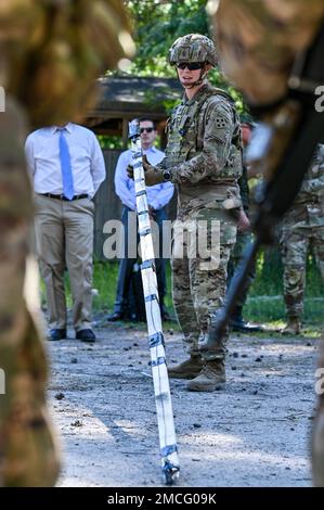 STATI UNITI Elizabeth Tacka, leader del plotone di zaffper assegnato al Battaglione 588th Brigade Engineer, 3rd Armored Brigade Combat Team, 1st 4th divisione fanteria, spiega ai membri degli Stati Uniti Congresso, una delle spese di violazione utilizzate durante la formazione a Santahamina, Finlandia, 30 giugno 2022. La squadra di combattimento delle Brigate Armorate 3rd, la divisione fanteria 4th e il reggimento della Guardia Jaeger dell'esercito finlandese si sono formati in Finlandia per rafforzare le relazioni e contribuire a costruire l'interoperabilità tra le due nazioni. Foto Stock