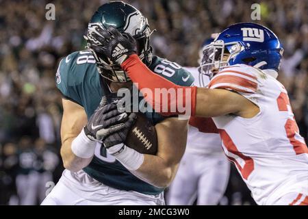 Philadelphia, Stati Uniti. 21st Jan, 2023. Philadelphia Eagles Tight End Dallas Goedert (88) supera la sicurezza dei New York Giants Julian Love (20) per un touchdown durante la prima metà del gioco di gioco NFL Divisional Round al Lincoln Financial Field di Philadelphia sabato 21 gennaio 2023. Foto di Laurence Kesterson/UPI Credit: UPI/Alamy Live News Foto Stock