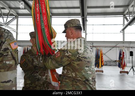 Il Lt. Jared W. Snawder, Comandante uscente, 39th battaglione strategico di segnale, passa il guidon al col. Michael R. Kaloostian, Comandante della Brigata di segnale del Teatro 2nd durante la cerimonia del Battaglione di segnale strategico 39th 30 giugno 2022 alla base aerea di Chièvres, Belgio. (Foto di Henri Cambier) Foto Stock