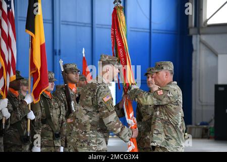 Il Colonnello Michael R. Kaloostian, 2nd Comandante della Brigata del segnale teatrale, passa la guida al Colonnello Michael A. Duval Comandante Incoming, 39th Battaglione strategico del segnale, durante la cerimonia del Battaglione del segnale strategico 39th il 30 giugno 2022 alla base aerea di Chièvres, Belgio. (Foto di Henri Cambier) Foto Stock