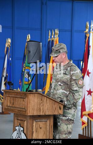 Il Col. Michael R. Kaloostian, comandante della Brigata del segnale del Teatro 2nd, ha tenuto un discorso durante la cerimonia del cambio di comando del battaglione del segnale strategico 39th giugno 30, 2022 alla base aerea di Chièvres, Belgio . (Foto di Henri Cambier) Foto Stock