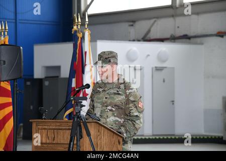 Il Colonnello Michael R. Kaloostian, 2nd Comandante della Brigata del segnale del Teatro, dà un discorso durante la cerimonia di cambio di comando del battaglione del segnale strategico 39th 30 giugno 2022 alla base aerea di Chièvres, Belgio. (Foto di Henri Cambier) Foto Stock