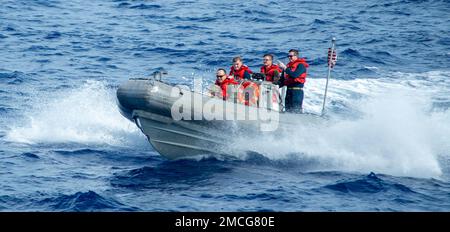 220701-N-YQ181-1103 MARE DELLE FILIPPINE (1 luglio 2022) Capo Fred Goldhammer, ufficiale comandante degli Stati Uniti L’unica portaerei della Marina schierata in avanti USS Ronald Reagan (CVN 76), si imbarca su una barca gonfiabile a scafo rigido (RHIB) durante le operazioni su piccole imbarcazioni. Il team RHIB di Ronald Reagan fornisce una piattaforma per le operazioni di ricerca e salvataggio e per le evoluzioni delle interdizioni marittime. Ronald Reagan, il fiore all'occhiello del Carrier Strike Group 5, fornisce una forza pronta per il combattimento che protegge e difende gli Stati Uniti, e sostiene alleanze, partnership e interessi marittimi collettivi nell'area dell'Indo-Pacifico Foto Stock