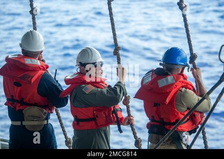 220701-N-YQ181-1062 MARE DELLE FILIPPINE (1 luglio 2022) Capo Fred Goldhammer, centro, ufficiale comandante degli Stati Uniti L’unica portaerei della Marina schierata in avanti USS Ronald Reagan (CVN 76), abbassa una linea per una barca gonfiabile a scafo rigido (RHIB) accanto a Lt.jg. Mike Hanling, partito, da Wilmington, Delaware e Master-at-Arms 2nd Classe Maximillian Young, da Boston. Il team RHIB di Ronald Reagan fornisce una piattaforma per le operazioni di ricerca e salvataggio e per le evoluzioni delle interdizioni marittime. Ronald Reagan, il fiore all'occhiello del Carrier Strike Group 5, fornisce una forza pronta per il combattimento che protegge e difende la t Foto Stock