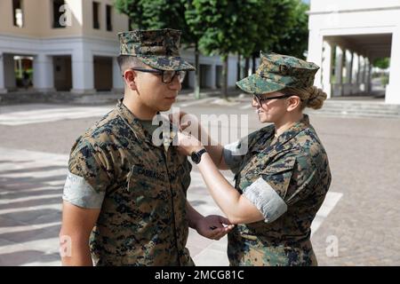 STATI UNITI Edward Carrasco Jr., LEFT, specialista di intelligence assegnato alla Task Force 61/2, viene promosso sergente durante una cerimonia di promozione a Napoli, 1 luglio 2022. Carrasco è nativo di Temple, Texas, ed è stato reclutato dalla stazione di reclutamento Frederick, Maryland. TF-61/2 fornisce capacità di comando e controllo anfibi e espedizionarie su base sperimentale all'interno degli Stati Uniti Il comando europeo (EUCOM) e gli Stati Uniti Area operativa (AOO) del comando Africa (AFRICOM) per proteggere gli interessi degli Stati Uniti, rassicurare gli alleati e i partner e consentire la deterrenza integrata di Adversa Foto Stock