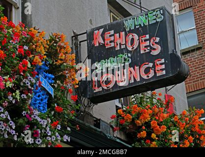 Kehoes Lounge pub segno in neon, Wines & Spirits, tradizionale irlandese watering hole, 9 Anne St S, Dublino, Eire, D02 NY88, Irlanda Foto Stock