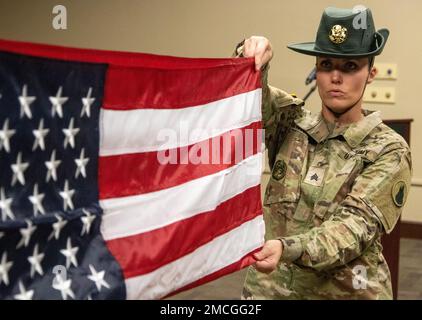 Allyson Nordin piega la bandiera americana durante una cerimonia di ritiro al General George Patton Leadership Museum 1 luglio, Fort Knox, Ky. La 104th Divisione addestramento ha ospitato una cerimonia per onorare il ritiro di quattro soldati con più di 100 anni di servizio combinato il 1 luglio al General George Patton Museum of Leadership, Fort Knox Kentucky - Command Sgt. Maj. Paul Mattingly, 1st Sgt. James S. Ward, 1st Sgt. William J. Henderson e SFC. Giacomo Greco. Foto Stock