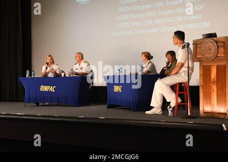 Un gruppo di ufficiali di bandiera medica discute la preparazione medico-congiunta durante il 2022 Rim of the Pacific Exercise (RIMPAC) Medical Symposium al Sharkey Theater sulla base congiunta Pearl Harbor-Hickam, Hawaii il 1 luglio 2022. Il pannello consisteva di posteriore ADM. Bruce Gillingham, chirurgo generale della marina; posteriore ADM. Sarah Sharkey, Royal Australia Navy; posteriore ADM. Pamela Miller, chirurgo del comando di Indo-Pacific; e Brig. Gen. Paula Lodi, USA Esercito in arrivo 18th comando medico generale comandante. Il panel è stato facilitato dal Capt. Michael McGinnis, Stati Uniti Chirurgo della Pacific Fleet. Il tema del simposio medico è stato 'io Foto Stock