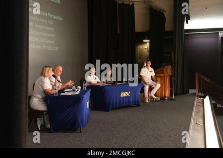 Un gruppo di ufficiali di bandiera medica discute la preparazione medico-congiunta durante il 2022 Rim of the Pacific Exercise (RIMPAC) Medical Symposium al Sharkey Theater sulla base congiunta Pearl Harbor-Hickam, Hawaii il 1 luglio 2022. Il pannello consisteva di posteriore ADM. Bruce Gillingham, chirurgo generale della marina; posteriore ADM. Sarah Sharkey, Royal Australia Navy; posteriore ADM. Pamela Miller, chirurgo del comando di Indo-Pacific; e Brig. Gen. Paula Lodi, USA Esercito in arrivo 18th comando medico generale comandante. Il panel è stato facilitato dal Capt. Michael McGinnis, Stati Uniti Chirurgo della Pacific Fleet. Il tema del simposio medico è stato 'io Foto Stock