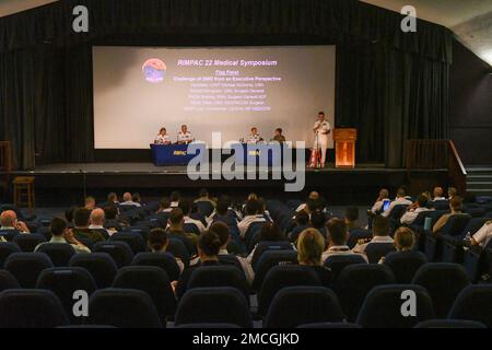 Un gruppo di ufficiali di bandiera medica discute la preparazione medico-congiunta durante il 2022 Rim of the Pacific Exercise (RIMPAC) Medical Symposium al Sharkey Theater sulla base congiunta Pearl Harbor-Hickam, Hawaii il 1 luglio 2022. Il pannello consisteva di posteriore ADM. Bruce Gillingham, chirurgo generale della marina; posteriore ADM. Sarah Sharkey, Royal Australia Navy; posteriore ADM. Pamela Miller, chirurgo del comando di Indo-Pacific; e Brig. Gen. Paula Lodi, USA Esercito in arrivo 18th comando medico generale comandante. Il panel è stato facilitato dal Capt. Michael McGinnis, Stati Uniti Chirurgo della Pacific Fleet. Il tema del simposio medico è stato 'io Foto Stock