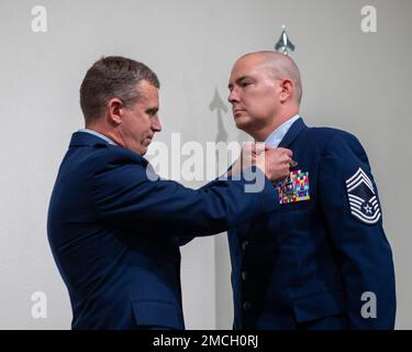 David C. Dike si ritira dalla Guardia Nazionale dell'Idaho Air in occasione di una cerimonia di ritiro, il 1 luglio 2022, Gowen Field, Boise, Idaho. La posizione più recente di Dike è stata quella di capo appaltatore incaricato di gestire la regione 4. Foto Stock