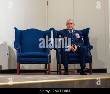 David C. Dike si ritira dalla Guardia Nazionale dell'Idaho Air in occasione di una cerimonia di ritiro, il 1 luglio 2022, Gowen Field, Boise, Idaho. La posizione più recente di Dike è stata quella di capo appaltatore incaricato di gestire la regione 4. Foto Stock